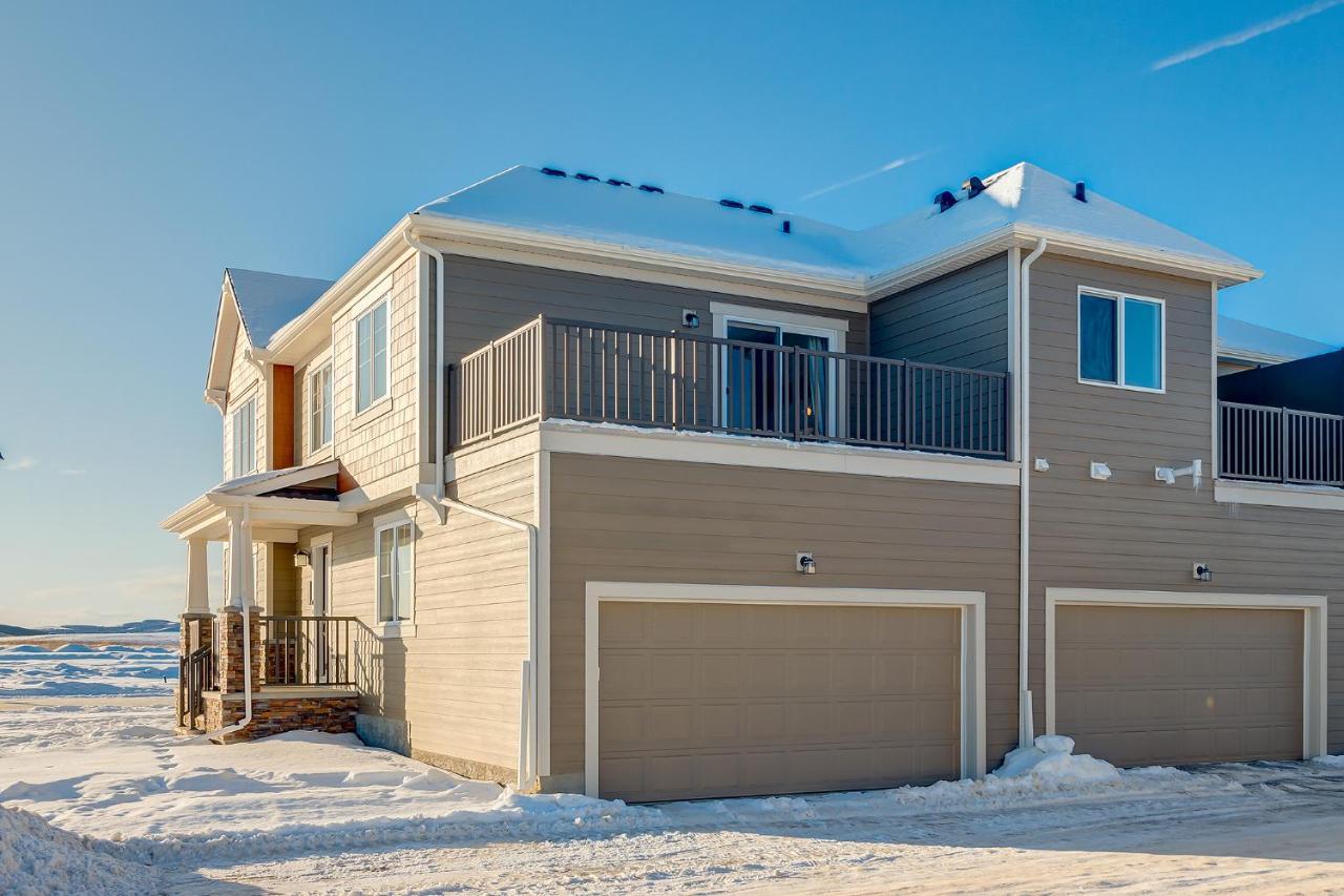 New Home With Ac, Patio And Netflix YYC Kültér fotó