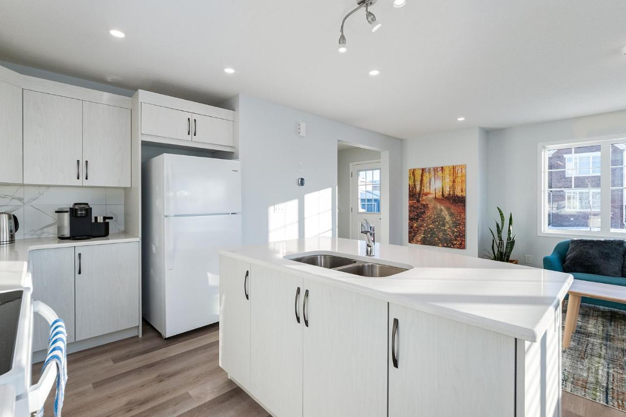 New Home With Ac, Patio And Netflix YYC Kültér fotó