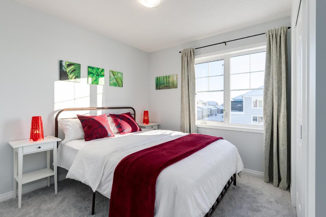 New Home With Ac, Patio And Netflix YYC Kültér fotó
